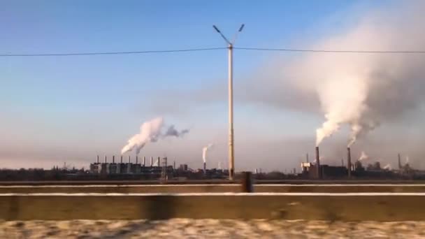 Een Grote Metallurgische Fabriek Met Een Rookschoorsteen Uit Een Autoraam — Stockvideo