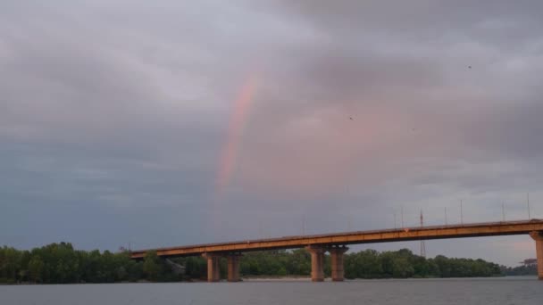 Arco Iris Sobre Río Arco Iris Sobre Puente Gran Arco — Vídeos de Stock