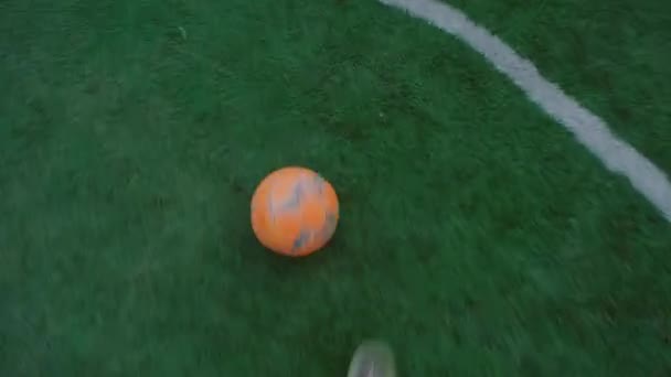 Der Fußballer Tritt Den Ball Ins Tor Fußball Der Ersten — Stockvideo
