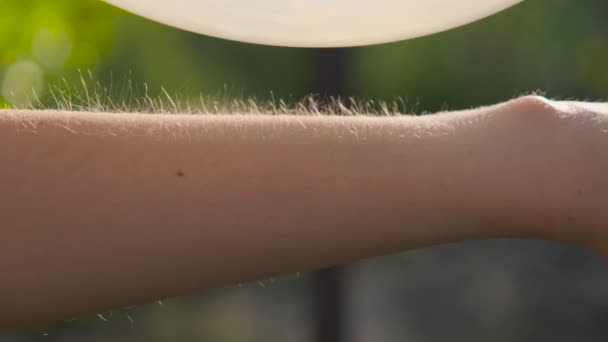 静電気の例 静電気による毛の立ち上がり — ストック動画