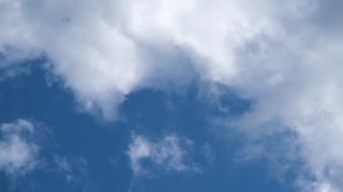 Gökyüzündeki bulutlar. Mavi gökyüzüne karşı ışık bulutları. Gökyüzünde beyaz bulutlar. Zaman Hızı Bulutları.