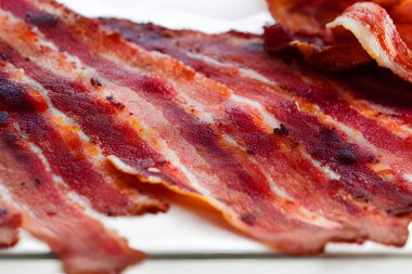 Mutfakta pastırma şeritleri, et, etobur gıda konsepti.