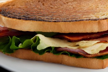 Kızarmış ekmekli pastırmalı sandviç, fast food kahvaltısı.