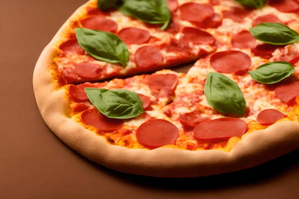 Close Deliciosa Suculenta Pizza Pepperoni Com Manjericão Fast Food Gorduroso — Fotografia de Stock