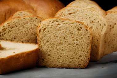 Bir somun ekmek, yüksek kalorili zımba, iyi pişmiş ve kabuklu.