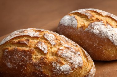 Bir somun ekmek, yüksek kalorili zımba, iyi pişmiş ve kabuklu.