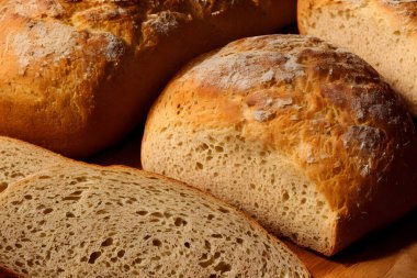 Bir somun ekmek, yüksek kalorili zımba, iyi pişmiş ve kabuklu.