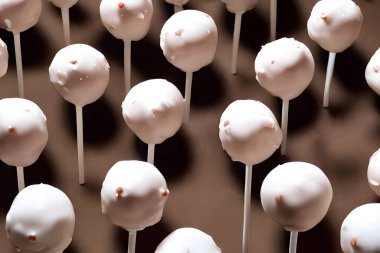 Tatlı ve şekerli atıştırmalıklar, yüksek kalorili yiyecekler.