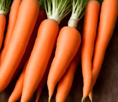 Bir demet taze havuç, sağlıklı doğal sebze, yeşil sebze.