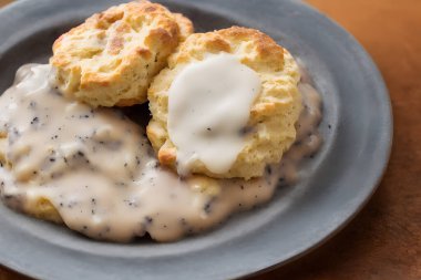 Bisküvi ve sos, kahvaltılık yemek, lezzetli ve lezzetli yemek.