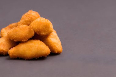 Tavuk nugget resmi, işlenmiş etten yapılmış, lezzetli fast food, lezzetli.