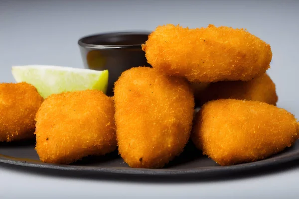 Tavuk nugget resmi, işlenmiş etten yapılmış, lezzetli fast food, lezzetli.