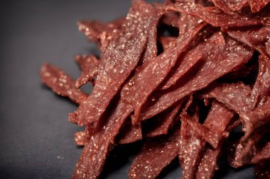 Kurutulmuş et, kurutulmuş et, uzun raf ömrü olan yiyecek.