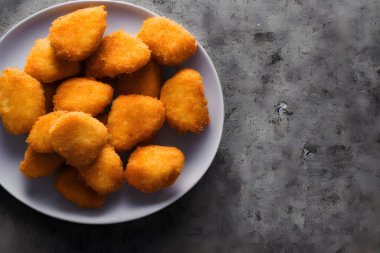 Tavuk nugget resmi, işlenmiş etten yapılmış, lezzetli fast food, lezzetli.
