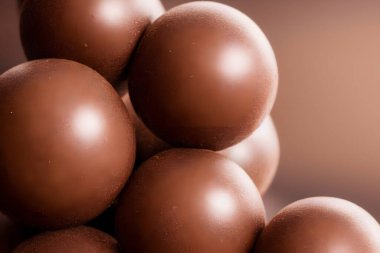 Çikolata küreleri, tatlı hızlı atıştırmalıklar, şekerli çikolata topları.