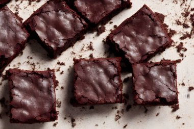 Çikolatalı kek, tatlı ve şekerli aperatif, yüksek kalorili yemek.