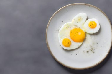 Tabakta pişmiş yumurta, sağlıklı ve lezzetli kahvaltı.