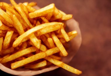 Patates kızartması, popüler fast food ürünü, yağlı yemek.