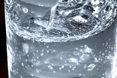 Ve bir kadehle susuzluk giderici içki.