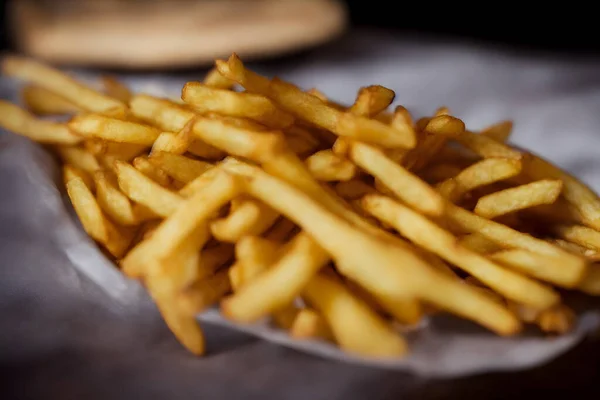Patates kızartması, popüler fast food ürünü, yağlı yemek.