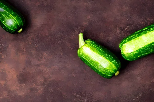 Foto Pepinos Verdes Vegetais Frescos Recentemente Colhidos — Fotografia de Stock