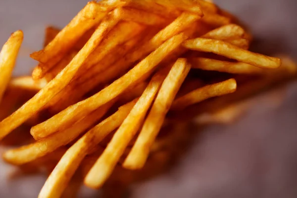 Patates kızartması, popüler fast food ürünü, yağlı yemek.