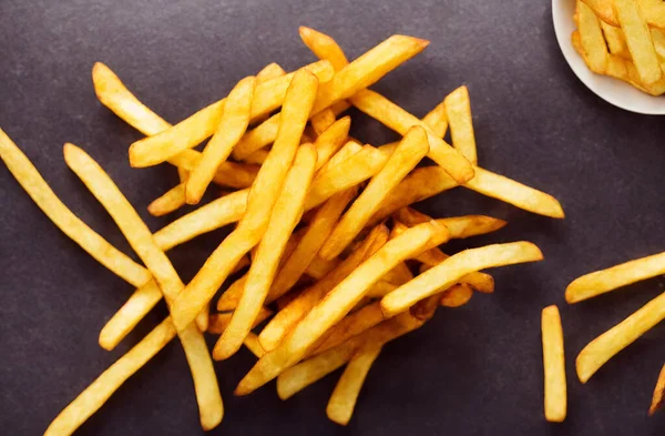 Patates kızartması, popüler fast food ürünü, yağlı yemek.