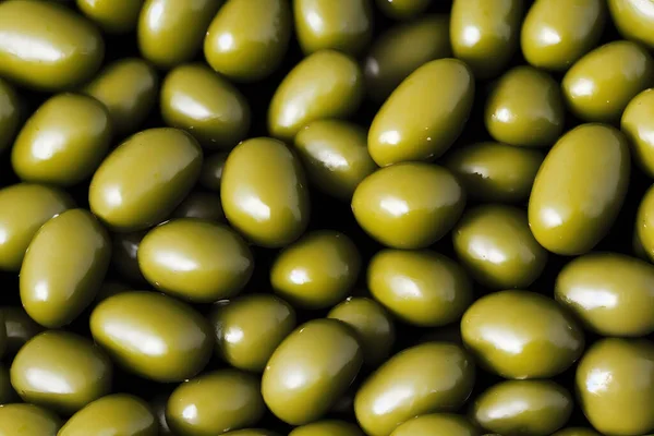 Yeşil zeytin, zeytinyağı kaynağı ve kahvaltılık yiyecek.
