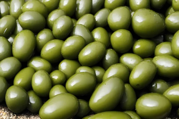 Yeşil zeytin, zeytinyağı kaynağı ve kahvaltılık yiyecek.