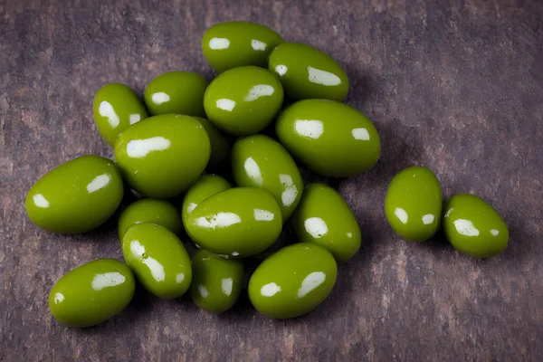 Zöld Olajbogyó Olívaolaj Forrása Egy Reggeli Élelmiszer Tétel — Stock Fotó