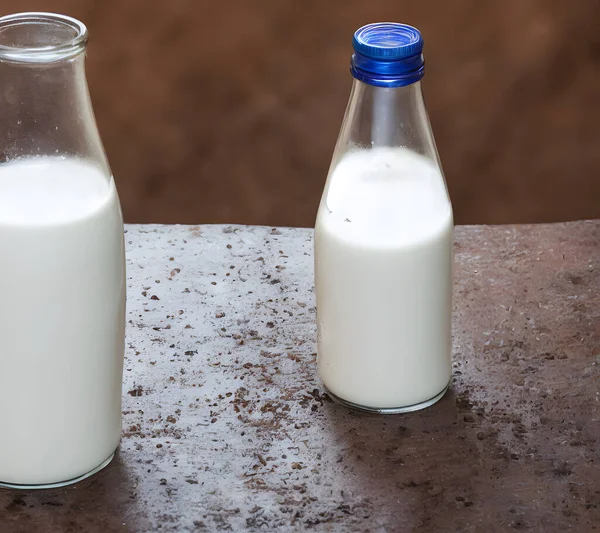 新鮮な牛乳や動物性タンパク質を含む健康飲料 — ストック写真