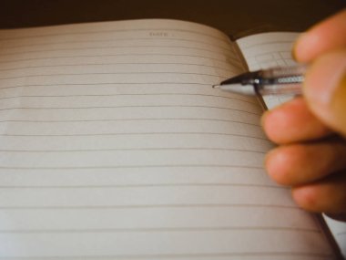 Not defterine kalemle el yazısını kapat