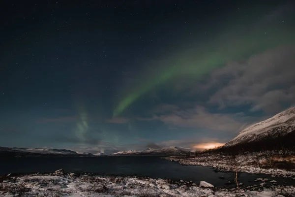 在芬兰拉普兰的基尔佩什利维 在一个无云的夜晚 北极光扫过了一个大湖面 极光以绿色的形式在天空中舞动 斯堪的纳维亚魔法 — 图库照片