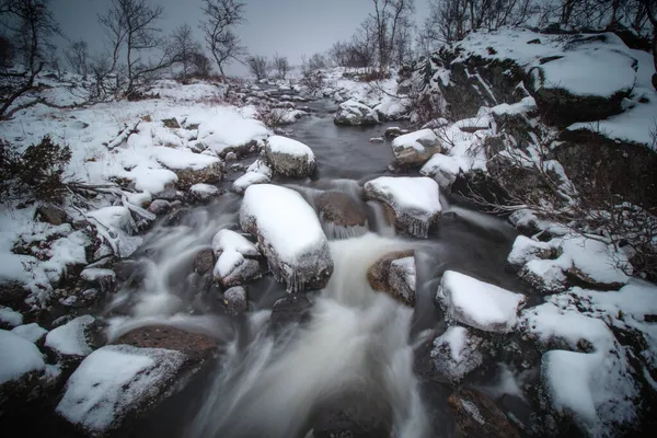 Cascadas Hielo Río Que Fluye Rápido Kilpisjarvi Laponia Finlandia Belleza — Foto de Stock