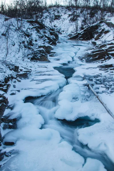 Rio Sueco Coberto Com Neve Gelo Parque Nacional Abisko Riquezas — Fotografia de Stock