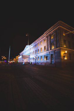 17.12.2021 Helsinki. Finlandiya 'daki İzlanda Büyükelçiliği, ana Hıristiyan bayramından önce Noel ışıklarıyla süslenmiştir..