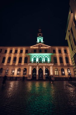 18.12.2021 Riga. Şehrin tarihi bölgesinde Rigas Kubbesi 'nde Noel süsü. Yeşil ve altın ışıklar.