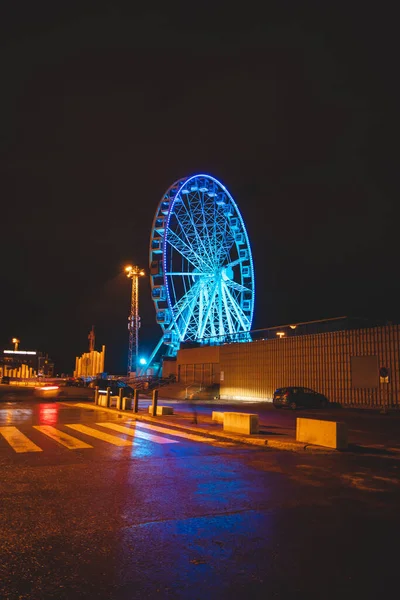 2021 ヘルシンキ スカイホイール ヘルシンキの青い観光名所はフィンランドの首都の一部を照らしています 遊園地 — ストック写真