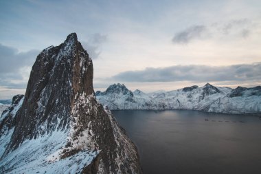 Kuzey Norveç 'teki Segla denilen Senja yarımadasındaki buzlu kayalık bir dişe benziyor. Fjordgard köyü yakınlarında turistik bir yer. Kuzey Kutup Dairesi 'nin ötesindeki manzara. İskandinavya.
