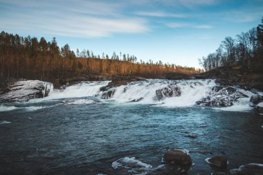 Kuzey Norveç 'teki Malselva Nehri' nde, İskandinav yarımadasında muhteşem Malselvfossen şelalesi. Gün batımı. Suyun gücü. Norveç 'in kuzeyinde, Troms bölgesinde Bardufoss yakınlarında şelale.