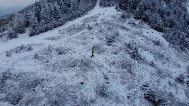 游客和徒步旅行者在捷克共和国昂德里尼克的一座雪山上散步 欣赏风景和新鲜空气 积极的户外生活方式 无人机录像 4K视频 — 图库视频影像