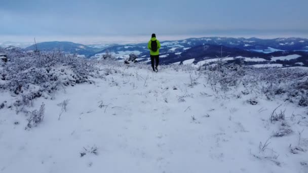 游客和徒步旅行者在捷克共和国昂德里尼克的一座雪山上散步 欣赏风景和新鲜空气 积极的户外生活方式 无人机录像 4K视频 — 图库视频影像