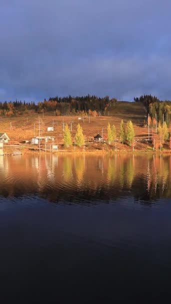 フィンランド北部の湖の穏やかな澄んだ水面に映る美しい秋の森の景色 北欧の秋 色の美しいローブの野生の自然 — ストック動画