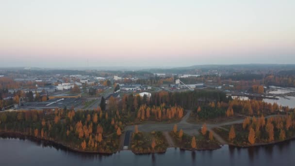 Drone Disparo Del Lago Oulujarvi Bosque Otoño Alrededor Kajaani Centro — Vídeo de stock