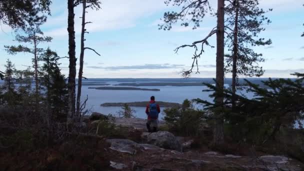 Explorer Idzie Ostatni Szczyt Swojej Podróży Przez Szczyty Fińskiej Przyrody — Wideo stockowe