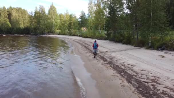 Primer Plano Viajero Caminando Por Playa Parque Nacional Koli Este — Vídeos de Stock