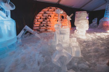 21.01.2022 - Pustevny, Çek Cumhuriyeti. Çek Cumhuriyeti, Pustevny 'deki buzdan heykeller. Uzay nesnelerinin güzel modelleri ve buz küplerinden yapılmış burçlar.. 