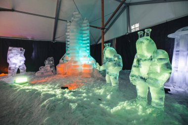 21.01.2022 - Pustevny, Çek Cumhuriyeti. Çek Cumhuriyeti, Pustevny 'deki buzdan heykeller. Uzay nesnelerinin güzel modelleri ve buz küplerinden yapılmış burçlar.. 