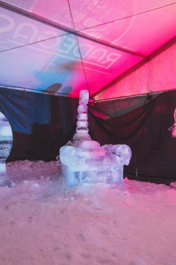 21.01.2022 - Pustevny, Çek Cumhuriyeti. Çek Cumhuriyeti, Pustevny 'deki buzdan heykeller. Uzay nesnelerinin güzel modelleri ve buz küplerinden yapılmış burçlar.. 