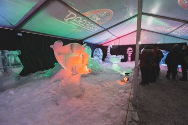 21.01.2022 - Pustevny, Çek Cumhuriyeti. Çek Cumhuriyeti, Pustevny 'deki buzdan heykeller. Uzay nesnelerinin güzel modelleri ve buz küplerinden yapılmış burçlar.. 